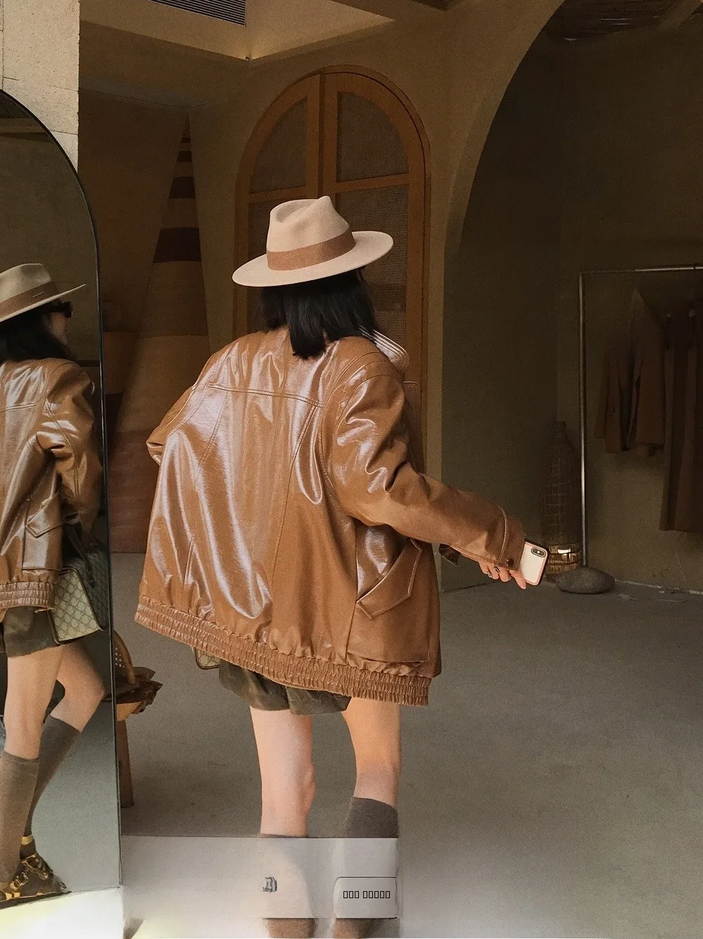 KAS iny PU Leather Jaet Women's Heavyweight Cotton Sandwich Waist-Cinching Loose Fit Stand Collar Zipper Closure
KAS iny PU Leather Jaet Women's Heavyweight Cotton Sandwich Waist-Cinching Loose Fit Stand Collar Zipper Closure