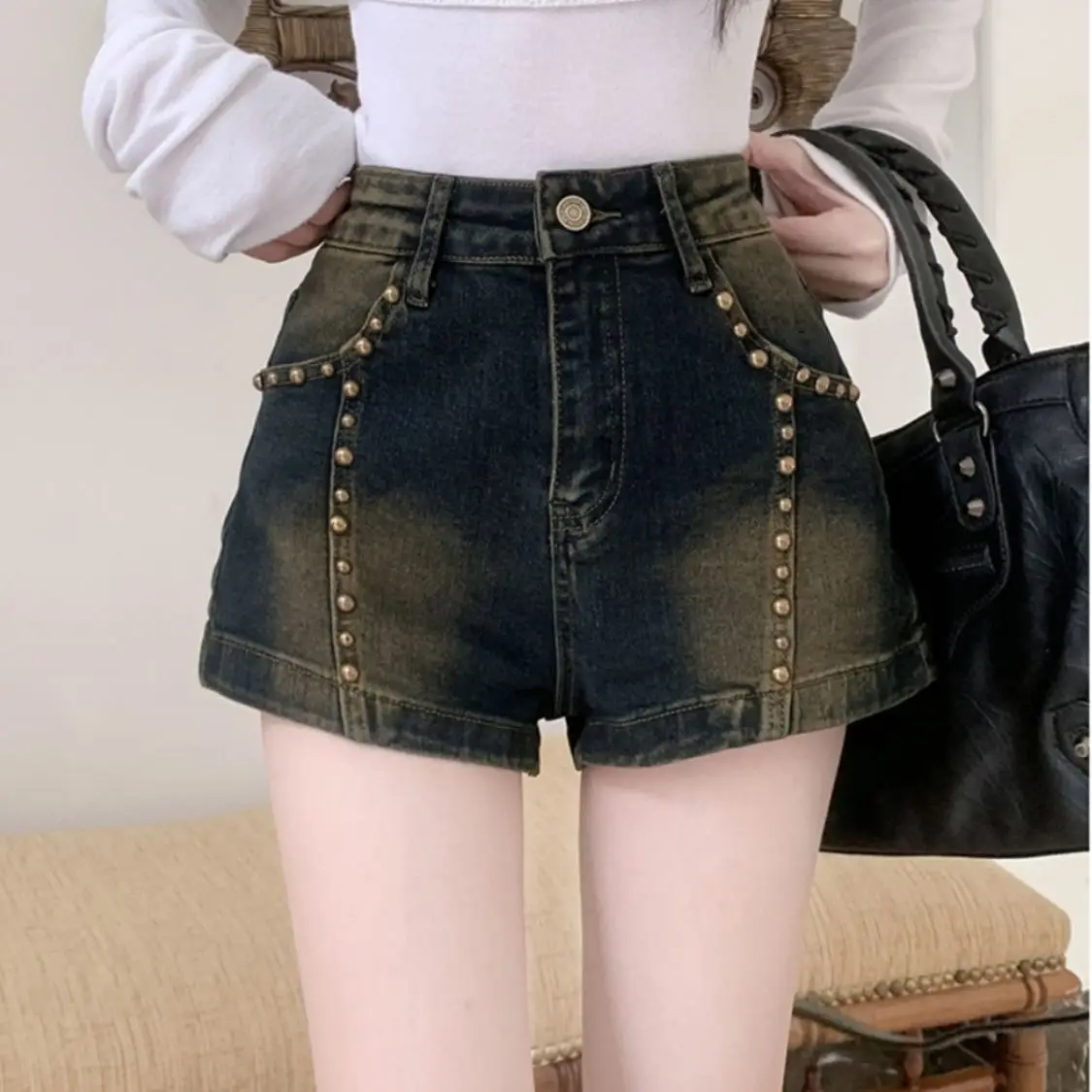 2024 Summer Women Retro Fashion High Waist Short Pants Female Loose Wide Leg Jeans Shorts Ladies Pockets Denim Shorts H172
2024 Summer Women Retro Fashion High Waist Short Pants Female Loose Wide Leg Jeans Shorts Ladies Pockets Denim Shorts H172
