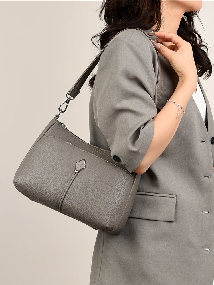 Модная женская сумка через плечо из мягкой кожи, большая вместительная сумка для мам среднего возраста, повседневная квадратная сумка в британском стиле
Модная женская сумка через плечо из мягкой кожи, большая вместительная сумка для мам среднего возраста, повседневная квадратная сумка в британском стиле