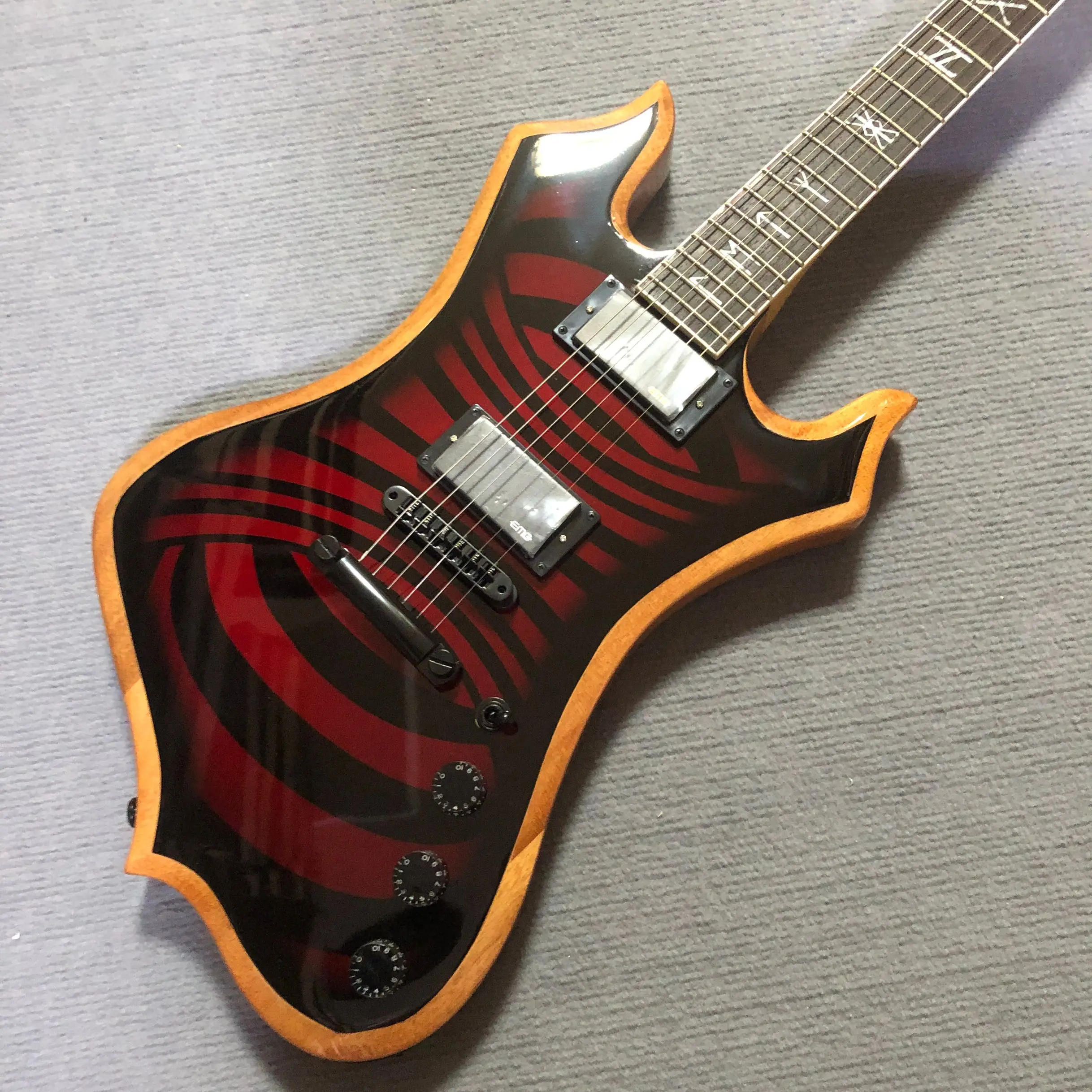 Alien electric guitar in stock, shipped within 48 hours. Real pictures and videos taken.Blackish red Solid wood
Alien electric guitar in stock, shipped within 48 hours. Real pictures and videos taken.Blackish red Solid wood