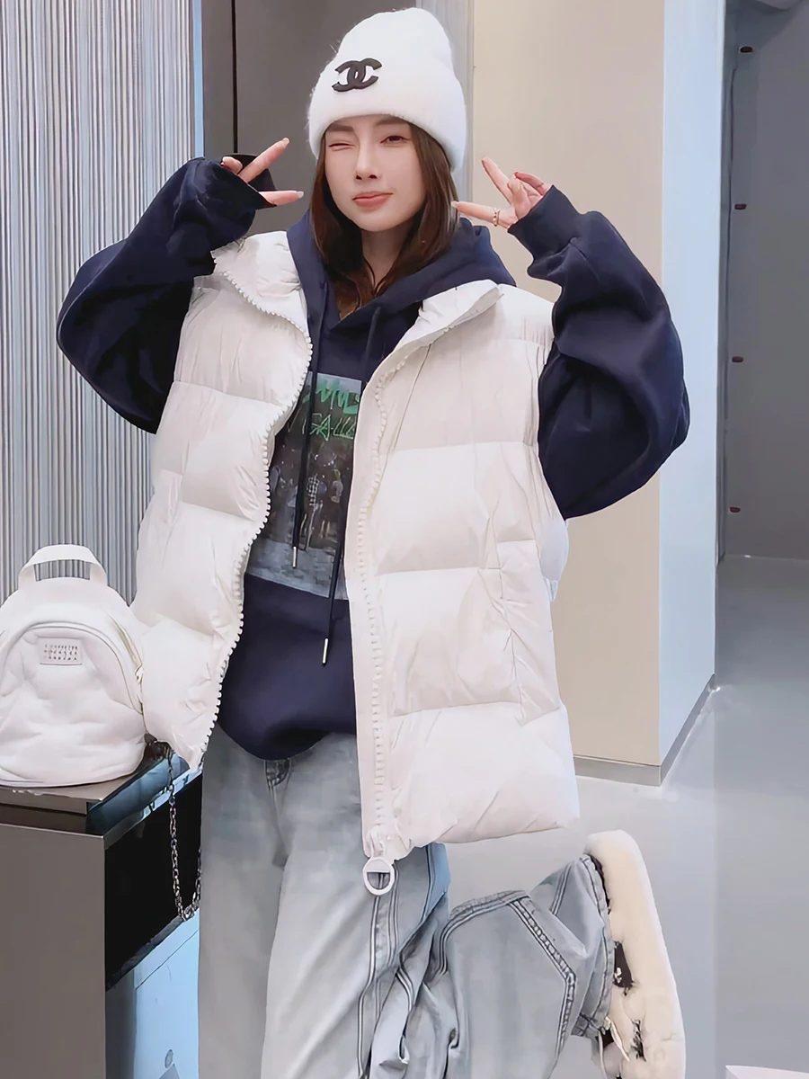 Модный универсальный утепленный пуховый жилет для женщин, повседневный короткий пуховик, теплый, на молнии, подходит ко всему.
Модный универсальный утепленный пуховый жилет для женщин, повседневный короткий пуховик, теплый, на молнии, подходит ко всему.