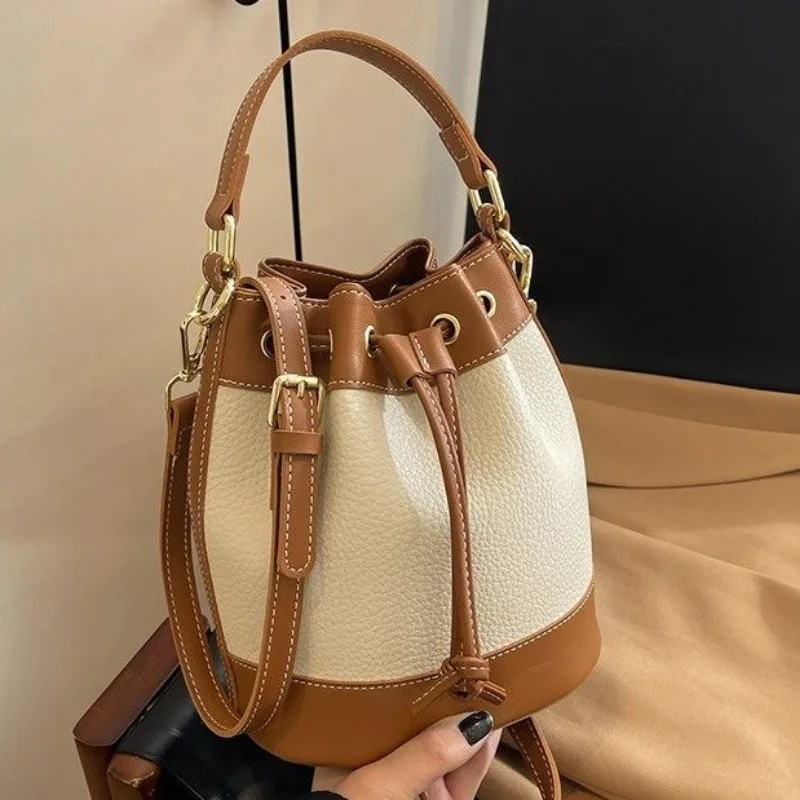 Fashion Forward Leather Crossbody Bag Classic Paris Vintage Classic Design Casual Simple Tote Bag Trendy Elegant Ladies Daily
Fashion Forward Leather Crossbody Bag Classic Paris Vintage Classic Design Casual Simple Tote Bag Trendy Elegant Ladies Daily
