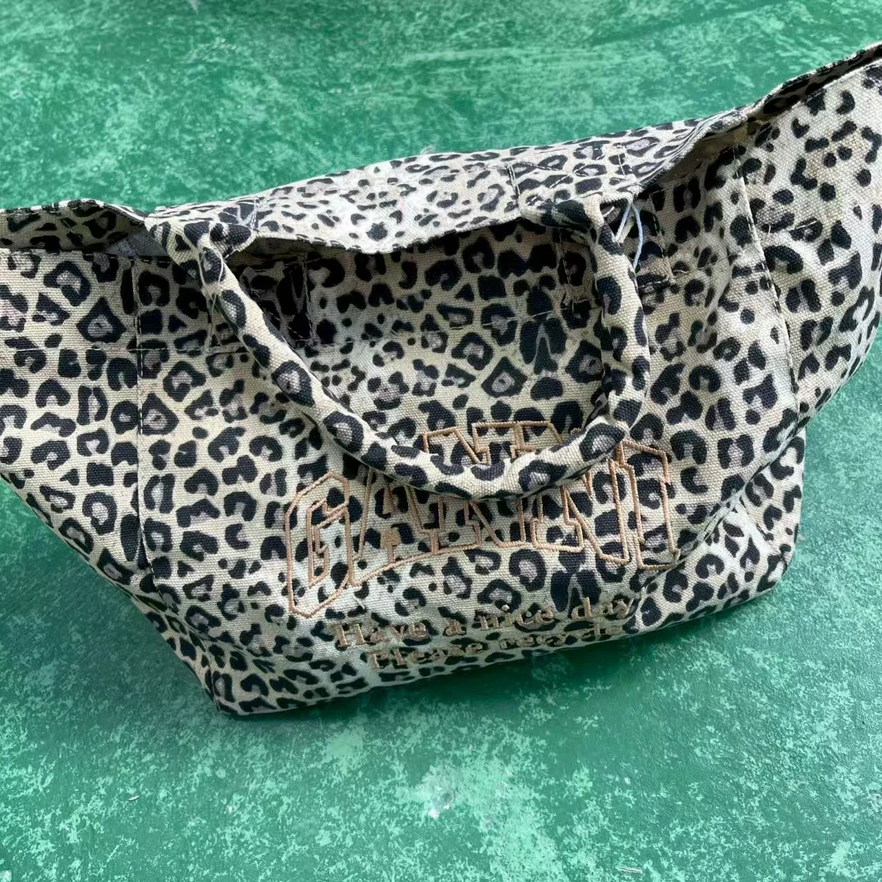 Leopard embroidered canvas bag leisure shopping bag tote tote bag for men and women
Leopard embroidered canvas bag leisure shopping bag tote tote bag for men and women