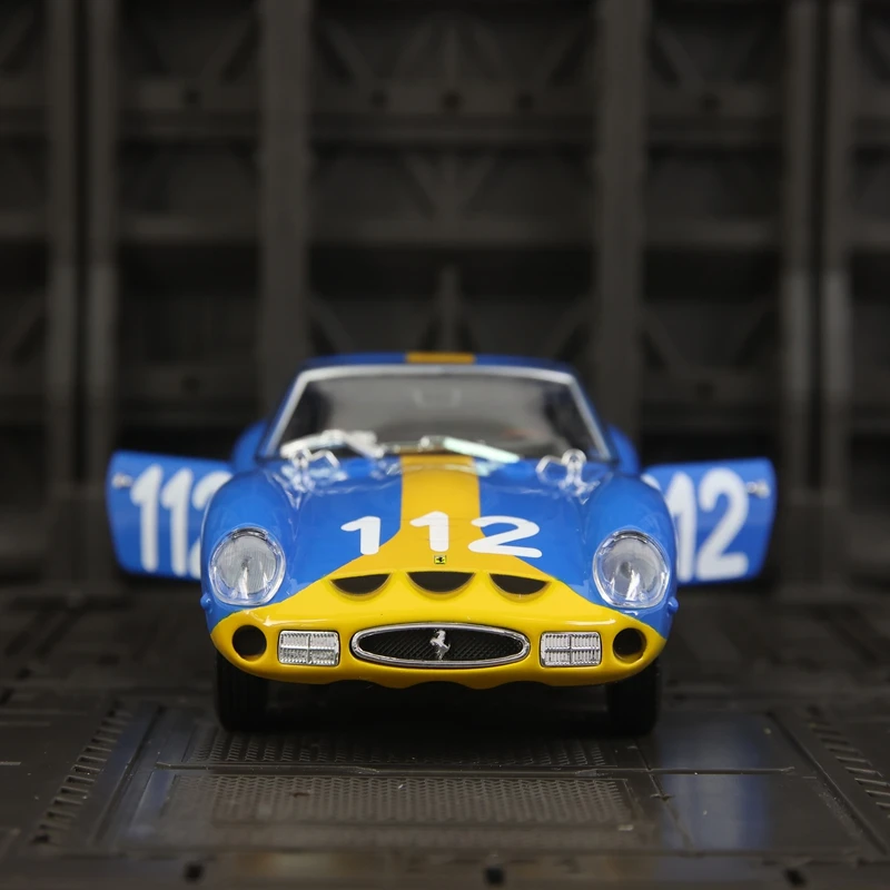 Bburago 1:24 моделирование Ferrari 250 GTO модель автомобиля из сплава суперкара статическая дверь может быть открываемая насыщенные детали, тонкая работа
Bburago 1:24 моделирование Ferrari 250 GTO модель автомобиля из сплава суперкара статическая дверь может быть открываемая насыщенные детали, тонкая работа