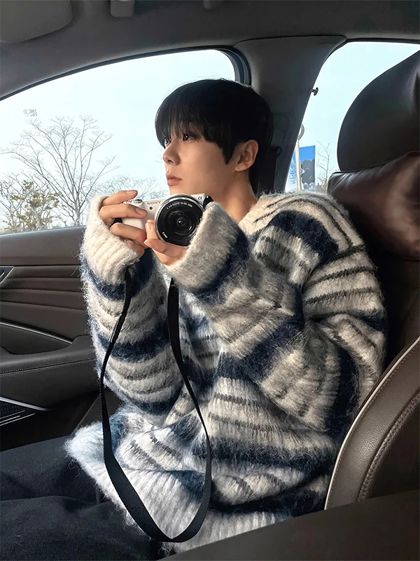 American Sle Loose Fit round Ne Knitted Sweater Fake Fur Stripe Design Casual Winter Top for Men And Women
American Sle Loose Fit round Ne Knitted Sweater Fake Fur Stripe Design Casual Winter Top for Men And Women