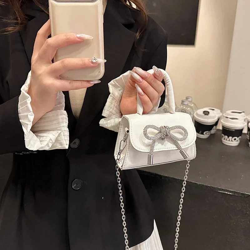 Fashion Mini Shoulder Bag For Women Portable Metal Bowknot Solid Color Small Handbags Versatile PU Leather Chain Crossbody Bags
Fashion Mini Shoulder Bag For Women Portable Metal Bowknot Solid Color Small Handbags Versatile PU Leather Chain Crossbody Bags