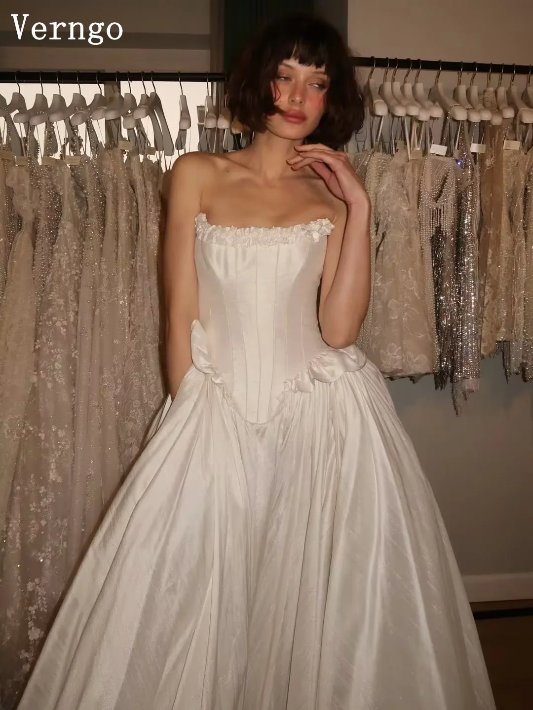 Verngo Modern Satin Wedding Dress Strapless Pleated Simple Bridal Gowns Women Classy Sweep Train Bride Dresses Customized
Verngo Modern Satin Wedding Dress Strapless Pleated Simple Bridal Gowns Women Classy Sweep Train Bride Dresses Customized