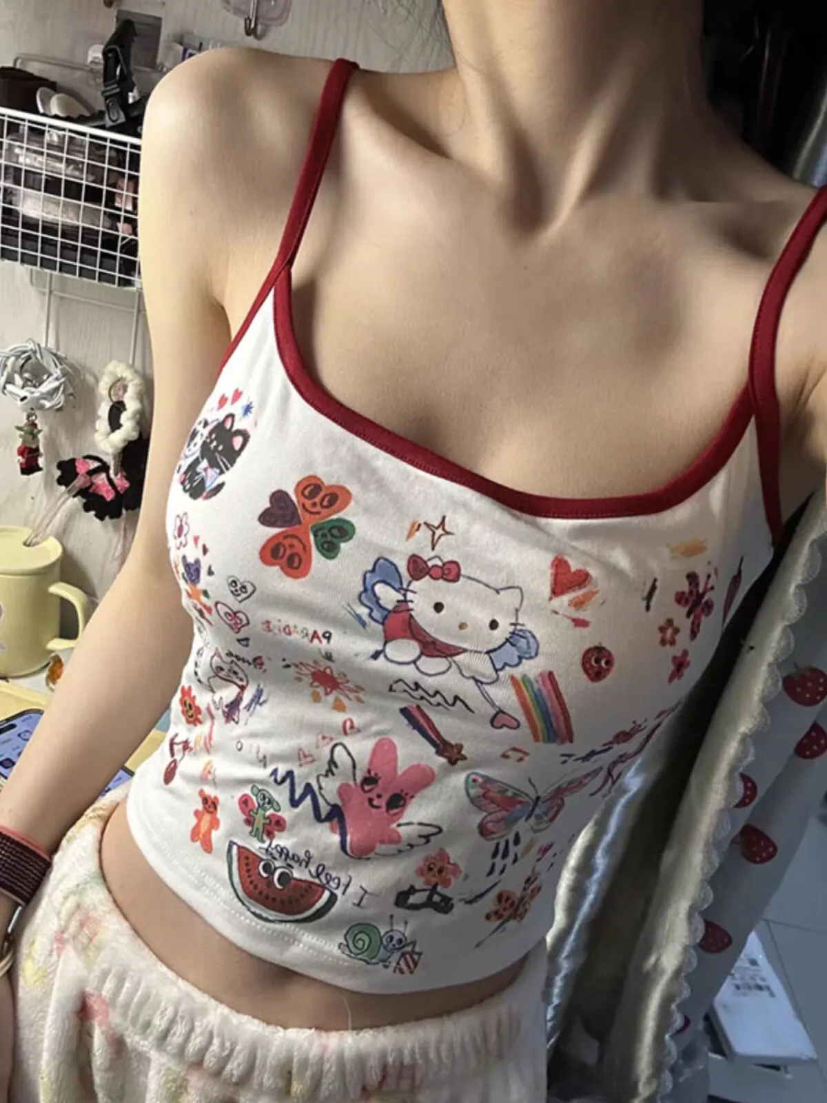 Топ-камизолка Americansty Kawaii с принтом Hello Kitty, в стиле Y2K, с красной отделкой, без рукавов, укороченный, милый уличный стиль, для женщин, летний
Топ-камизолка Americansty Kawaii с принтом Hello Kitty, в стиле Y2K, с красной отделкой, без рукавов, укороченный, милый уличный стиль, для женщин, летний