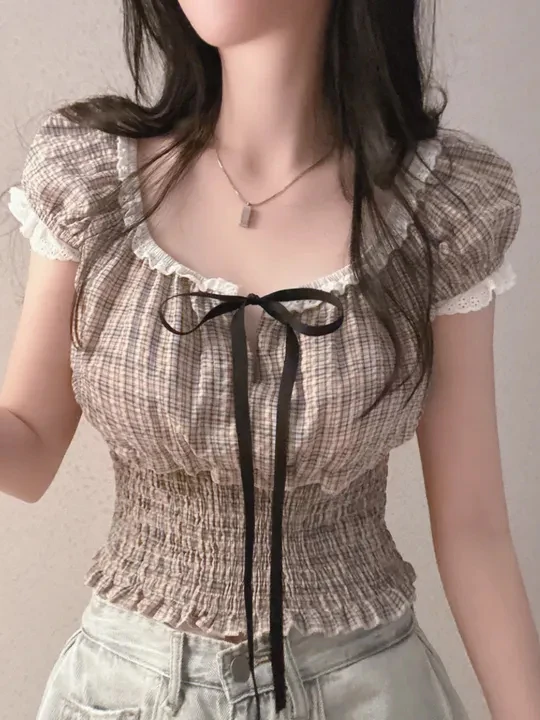 Retro Style Slim Fit Short Sleeve T-Shirt with Lace Trim Color Block Plaid Design Square Collar Sweet And Spicy Shirt Top
Retro Style Slim Fit Short Sleeve T-Shirt with Lace Trim Color Block Plaid Design Square Collar Sweet And Spicy Shirt Top