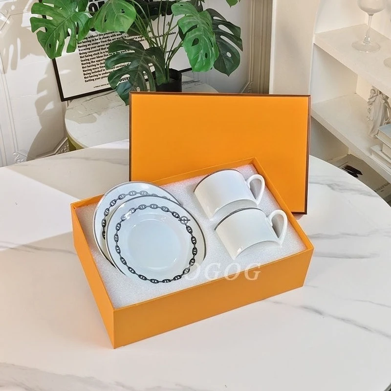 Набор кофейных чашек и блюдец из костяного фарфора, английская чайная посуда, чашка для послеобеденного чая для домашнего использования, элегантная фарфоровая коллекция посуды для напитков
Набор кофейных чашек и блюдец из костяного фарфора, английская чайная посуда, чашка для послеобеденного чая для домашнего использования, элегантная фарфоровая коллекция посуды для напитков