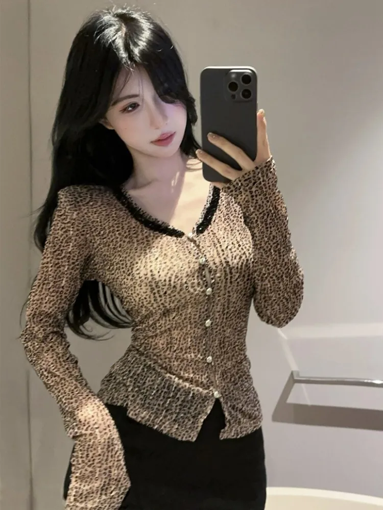 Elegant Leopard Print Heavy Embellished V-Neck Slim Fit Chiffon Long Sleeve Women's Shirt Stylish Early Autumn Fashion Trend
Elegant Leopard Print Heavy Embellished V-Neck Slim Fit Chiffon Long Sleeve Women's Shirt Stylish Early Autumn Fashion Trend