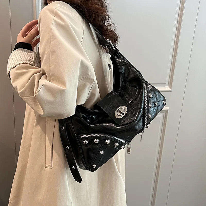 Женская большая сумка в стиле ретро, большая вместительная сумка через плечо с заклепками, новая модная сумка на плечо в корейском стиле с металлическим декором 
Женская большая сумка в стиле ретро, большая вместительная сумка через плечо с заклепками, новая модная сумка на плечо в корейском стиле с металлическим декором