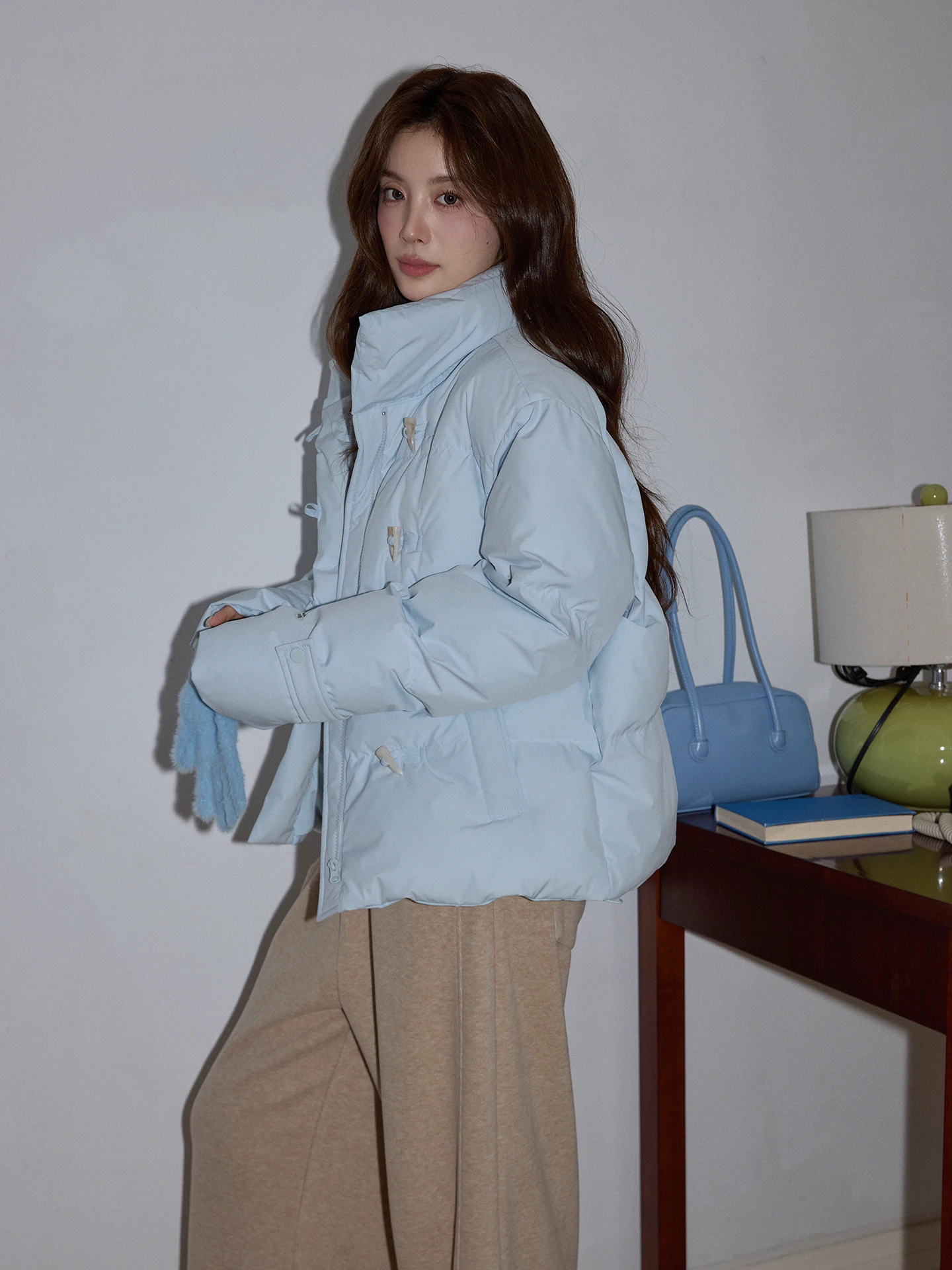 Синяя утепленная свободная повседневная хлопковая куртка с длинными рукавами и воротником-стойкой для женщин, корейская версия, зимнее пальто для поездок на работу
Синяя утепленная свободная повседневная хлопковая куртка с длинными рукавами и воротником-стойкой для женщин, корейская версия, зимнее пальто для поездок на работу