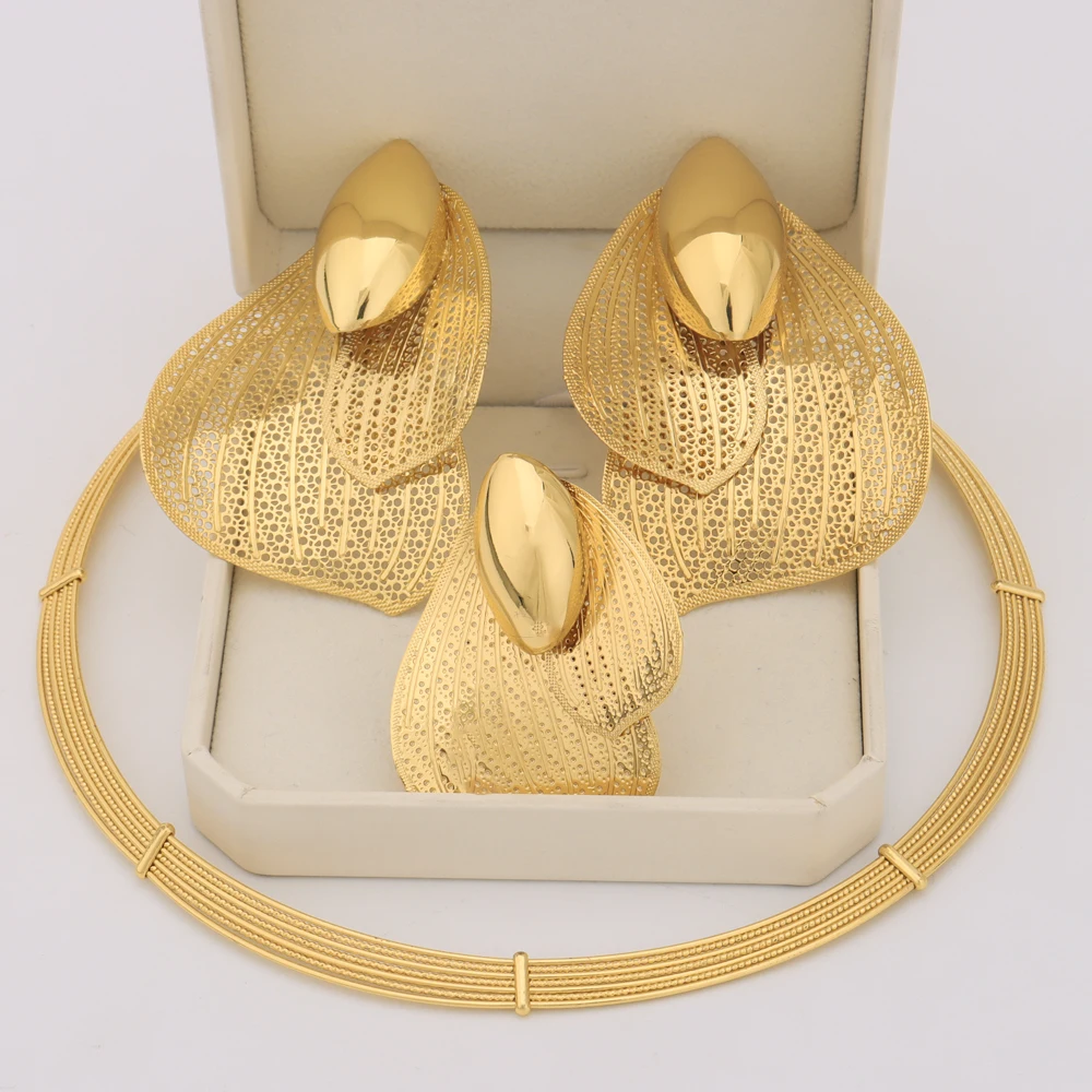 Dubai Gold Color 3Pcs Jewellery Set For Women Trend Earrings Ring Necklace Gift for Valentine's Day Wedding Party Anniversary 
Dubai Gold Color 3Pcs Jewellery Set For Women Trend Earrings Ring Necklace Gift for Valentine's Day Wedding Party Anniversary