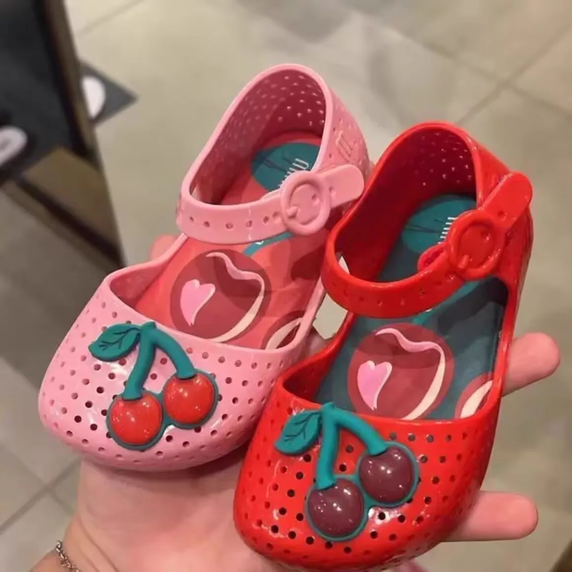 2025 New Style Desinger Children Summer Sandals Princecss Girl Dress Jelly Shoes Kids Cherry Cartoon Soft Sole Beach Shoe HMI188
2025 New Style Desinger Children Summer Sandals Princecss Girl Dress Jelly Shoes Kids Cherry Cartoon Soft Sole Beach Shoe HMI188