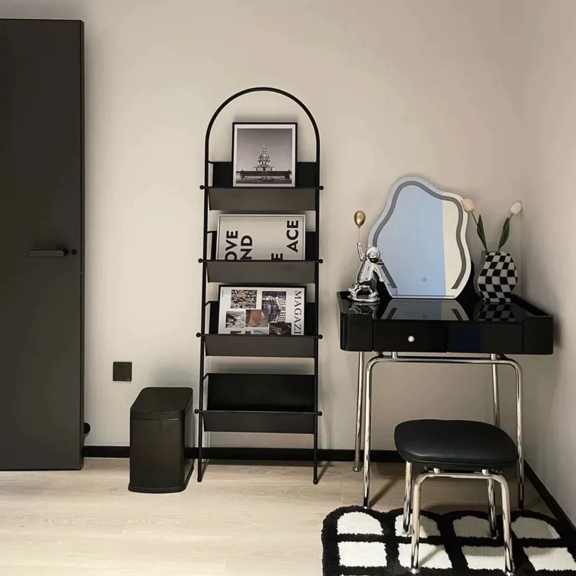Internet celebrity black vintage magazine rack, book and newspaper rack, floor to ceiling wrought iron wall storage living room
Internet celebrity black vintage magazine rack, book and newspaper rack, floor to ceiling wrought iron wall storage living room