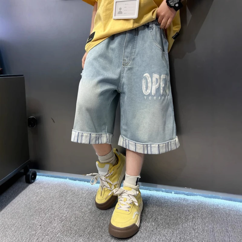 2025 Summer Men's Denim Shorts New Style Children's Clothing for Boys Five-Point Casual Versatile Trendy.
2025 Summer Men's Denim Shorts New Style Children's Clothing for Boys Five-Point Casual Versatile Trendy.