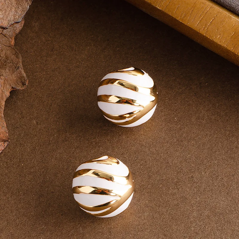 Fashionable and exquisite dripping striped zebra pattern C-shaped earrings, feminine, simple, commuting and high-end earrings
Fashionable and exquisite dripping striped zebra pattern C-shaped earrings, feminine, simple, commuting and high-end earrings