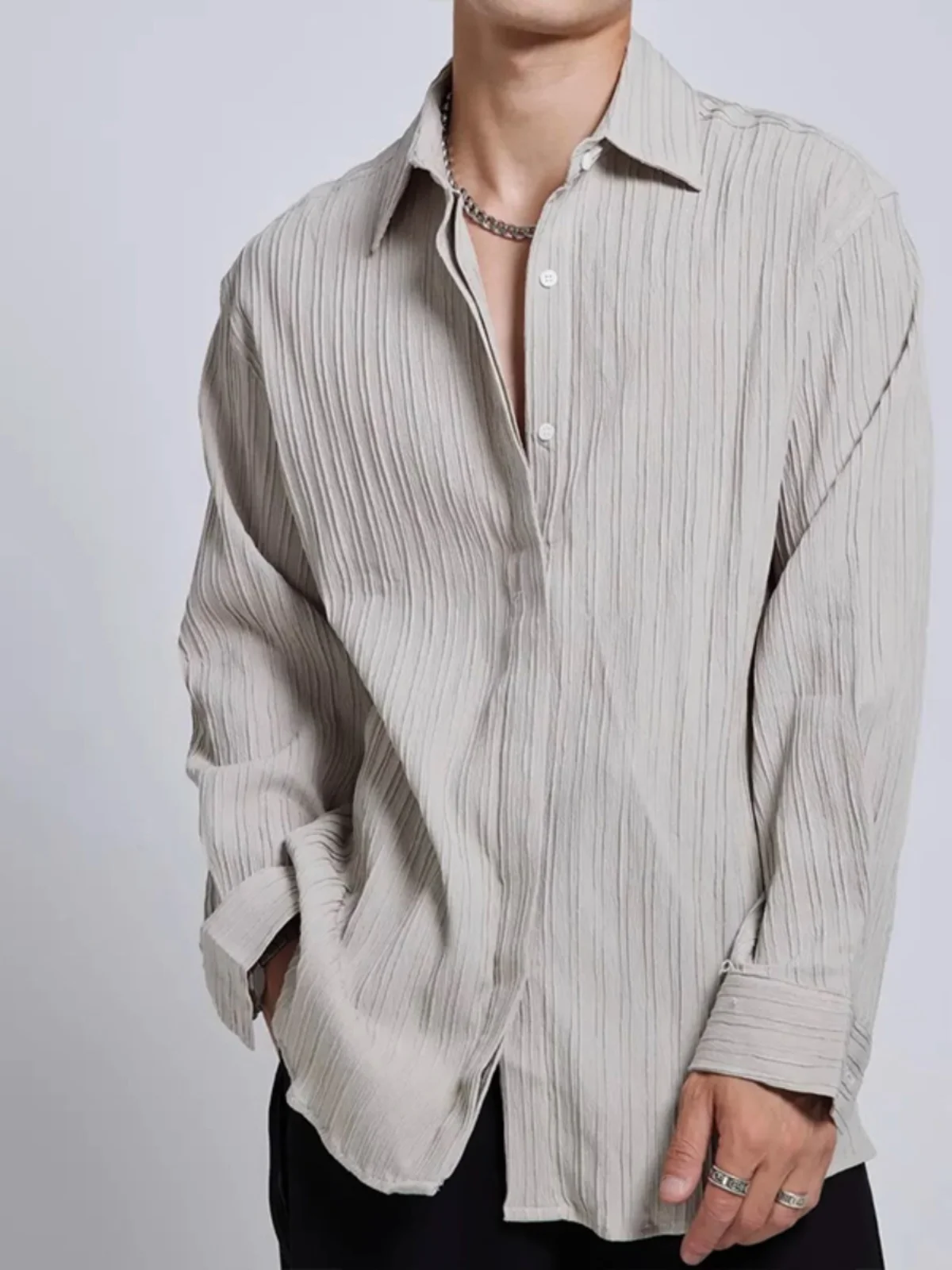 Мужская рубашка с длинным рукавом, текстурированная, с отворотами, новая весенняя коллекция, свободного кроя, в корейском стиле, модная, не требует глажки, осенняя, классическая.
Мужская рубашка с длинным рукавом, текстурированная, с отворотами, новая весенняя коллекция, свободного кроя, в корейском стиле, модная, не требует глажки, осенняя, классическая.