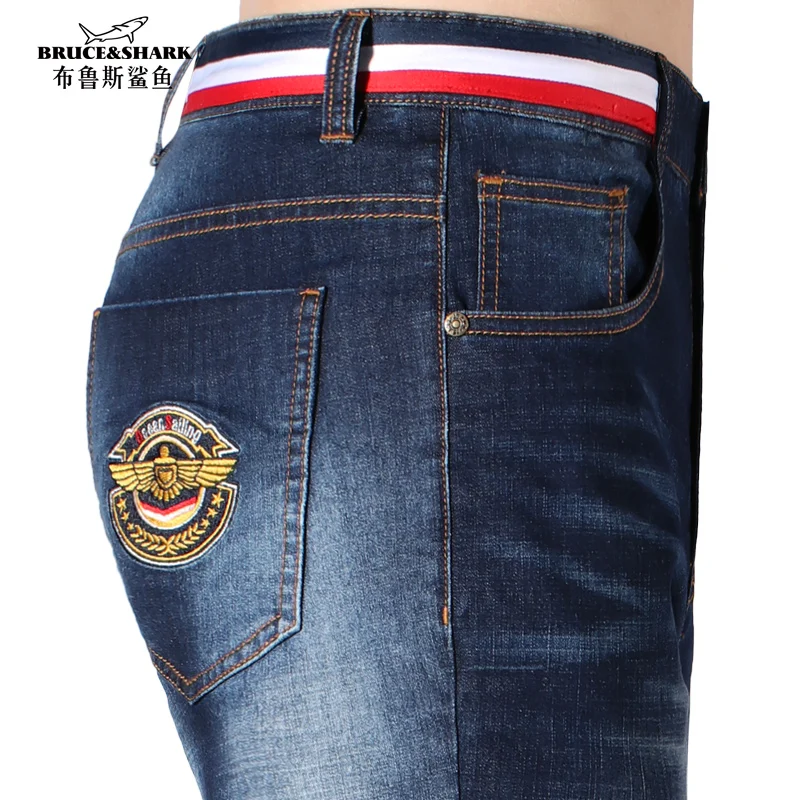 Summer New Men‘s Blue Jeans Thin Stretch Cotton Denim Bruce&Shark Casual Straight Mid Rise Jeans Man Embroidery Style Big Size
Summer New Men‘s Blue Jeans Thin Stretch Cotton Denim Bruce&Shark Casual Straight Mid Rise Jeans Man Embroidery Style Big Size