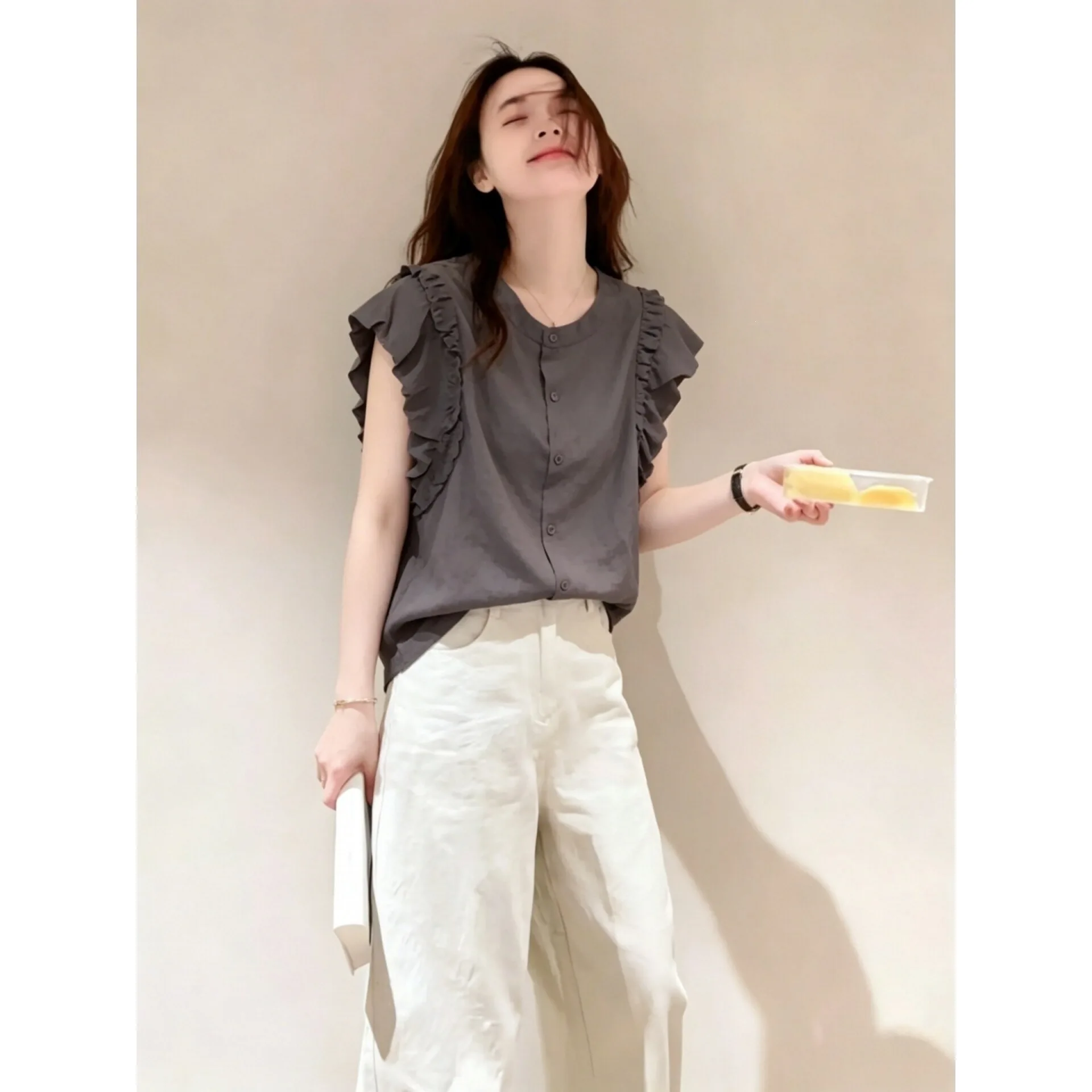Harajuku Minimalis Gray Ruffle Trim Sleeveless Blouse Round Neck Button-down Casual Tops For Women Office Commuted Dated Outfits
Harajuku Minimalis Gray Ruffle Trim Sleeveless Blouse Round Neck Button-down Casual Tops For Women Office Commuted Dated Outfits