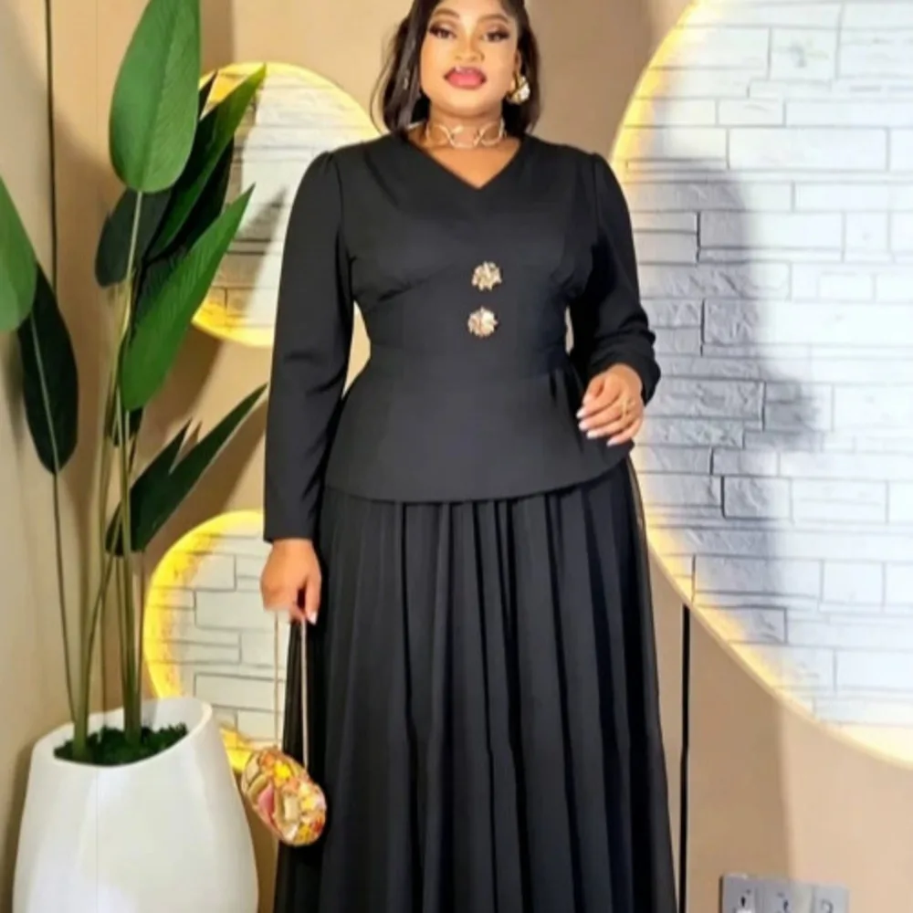 Plus-size Women's Black V-neck Two-piece Set: Long-sleeved Top With Metal Floral Button And A Waist-cinching Rule 124; Rule 124;
Plus-size Women's Black V-neck Two-piece Set: Long-sleeved Top With Metal Floral Button And A Waist-cinching Rule 124; Rule 124;