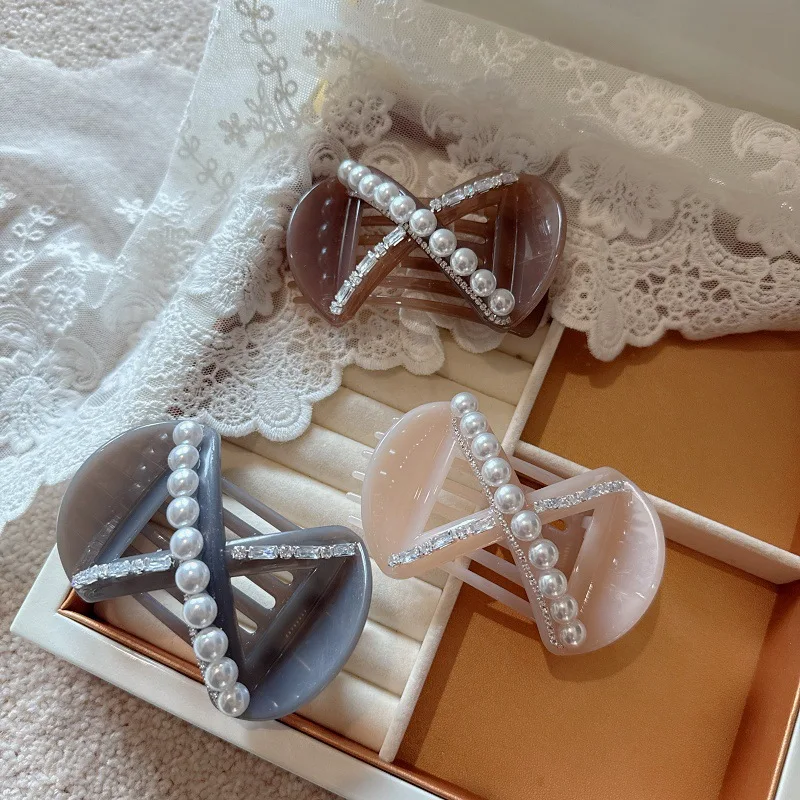 Elegant Spring/Summer Style Crystal and Pearl Fashion Hair Clip, High Quality Minimalist and Versatile
Elegant Spring/Summer Style Crystal and Pearl Fashion Hair Clip, High Quality Minimalist and Versatile