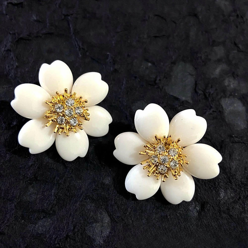 French Vintage Floral Earrings, Elegant and Exquisite. Paired with Light Luxury and Fashionable Gold-plated Accessories
French Vintage Floral Earrings, Elegant and Exquisite. Paired with Light Luxury and Fashionable Gold-plated Accessories