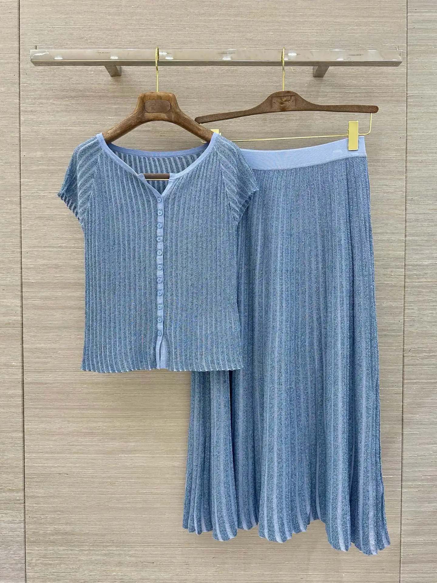 2026 Women's 3-Color Knitted Set O-Neck Short Sleeve Single Breasted Cardigan + Elastic Waist A-Line Pleated Long Skirt Suit
2026 Women's 3-Color Knitted Set O-Neck Short Sleeve Single Breasted Cardigan + Elastic Waist A-Line Pleated Long Skirt Suit
