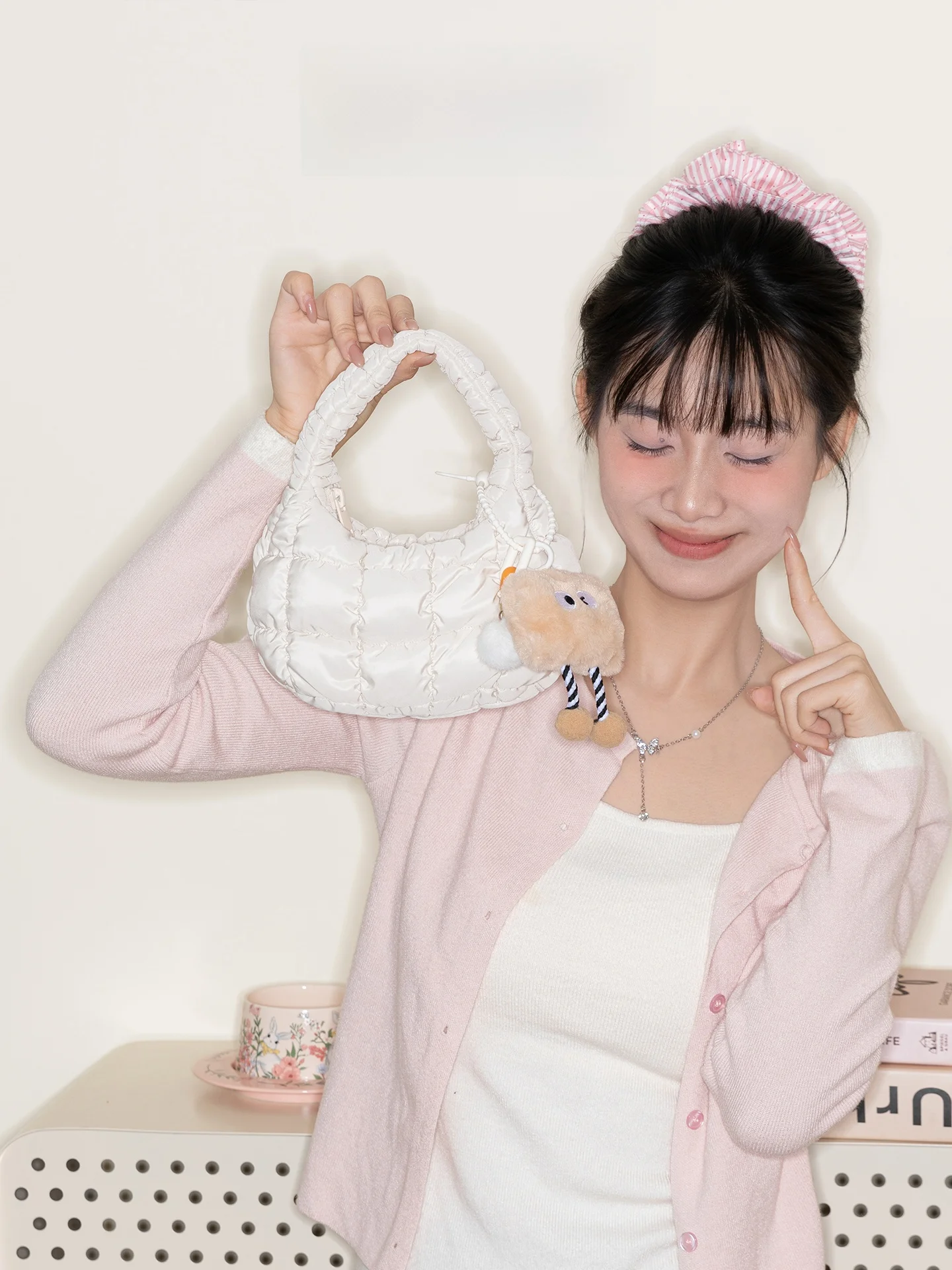 Adorable Cloud Folded Duckling Bag Sweet Lady Style Handbag with Inner Pocket Soft Polyester Material for Young Women
Adorable Cloud Folded Duckling Bag Sweet Lady Style Handbag with Inner Pocket Soft Polyester Material for Young Women