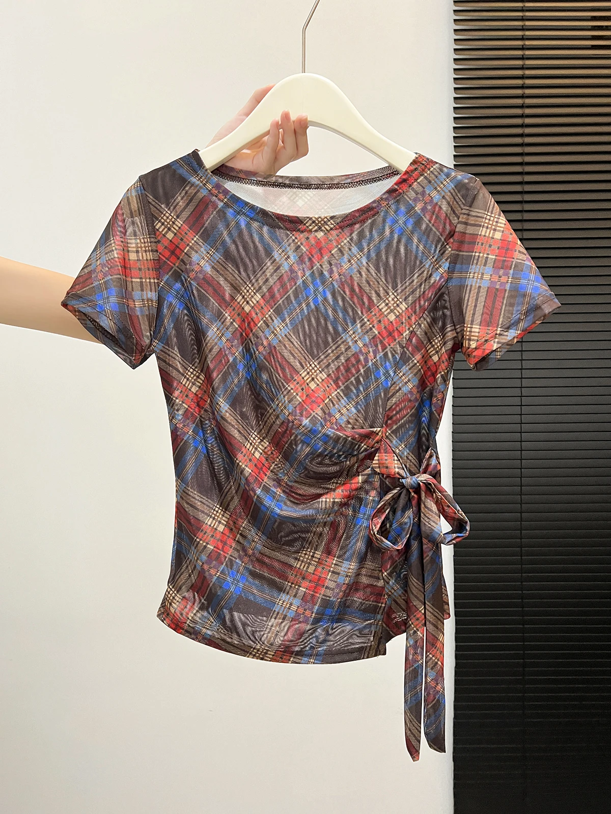 Retro American Plaid Mesh Short Sleeve T-Shirt Women's Summer New Waist Cinch Tie Thin Top Korean Style Straight Cut Silk
Retro American Plaid Mesh Short Sleeve T-Shirt Women's Summer New Waist Cinch Tie Thin Top Korean Style Straight Cut Silk