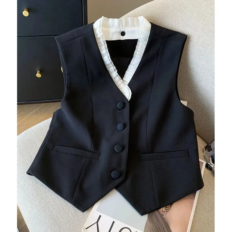 Sleeveless Vests for Women in Early Autumn 2025 Lace Splice V-neck Slim Fit and Fashionable Commuting Vest Female Clothes
Sleeveless Vests for Women in Early Autumn 2025 Lace Splice V-neck Slim Fit and Fashionable Commuting Vest Female Clothes