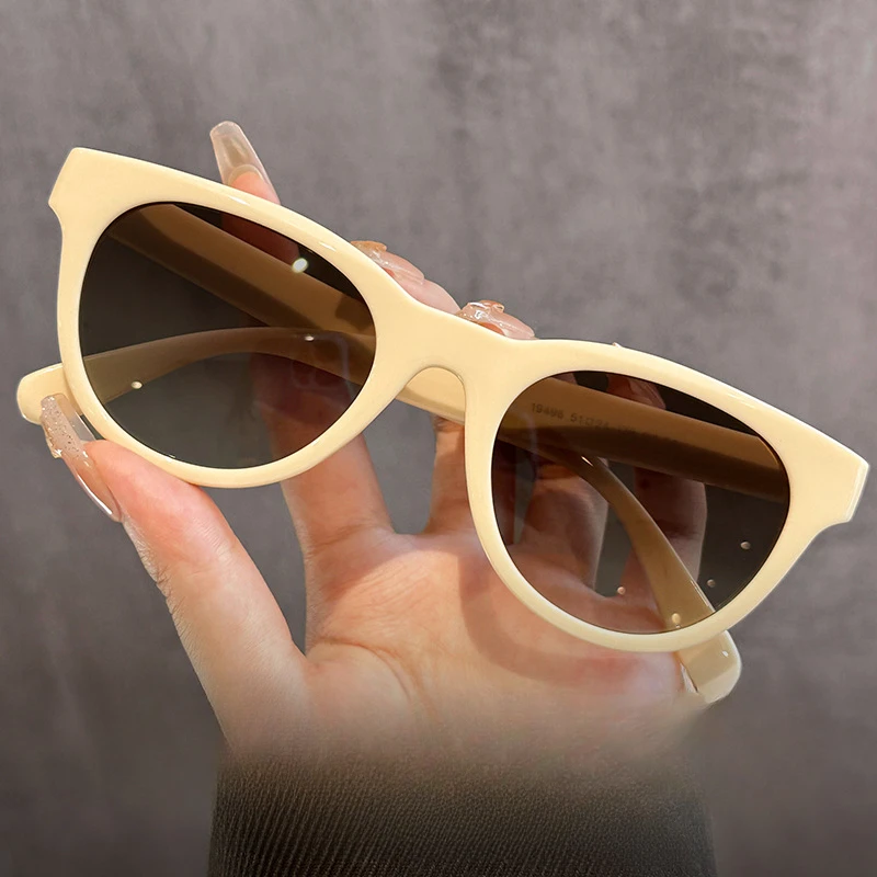 Fashionable personalized retro sunglasses, new elegant and durable polarized women's high-end feel, UV resistant sunglasses
Fashionable personalized retro sunglasses, new elegant and durable polarized women's high-end feel, UV resistant sunglasses