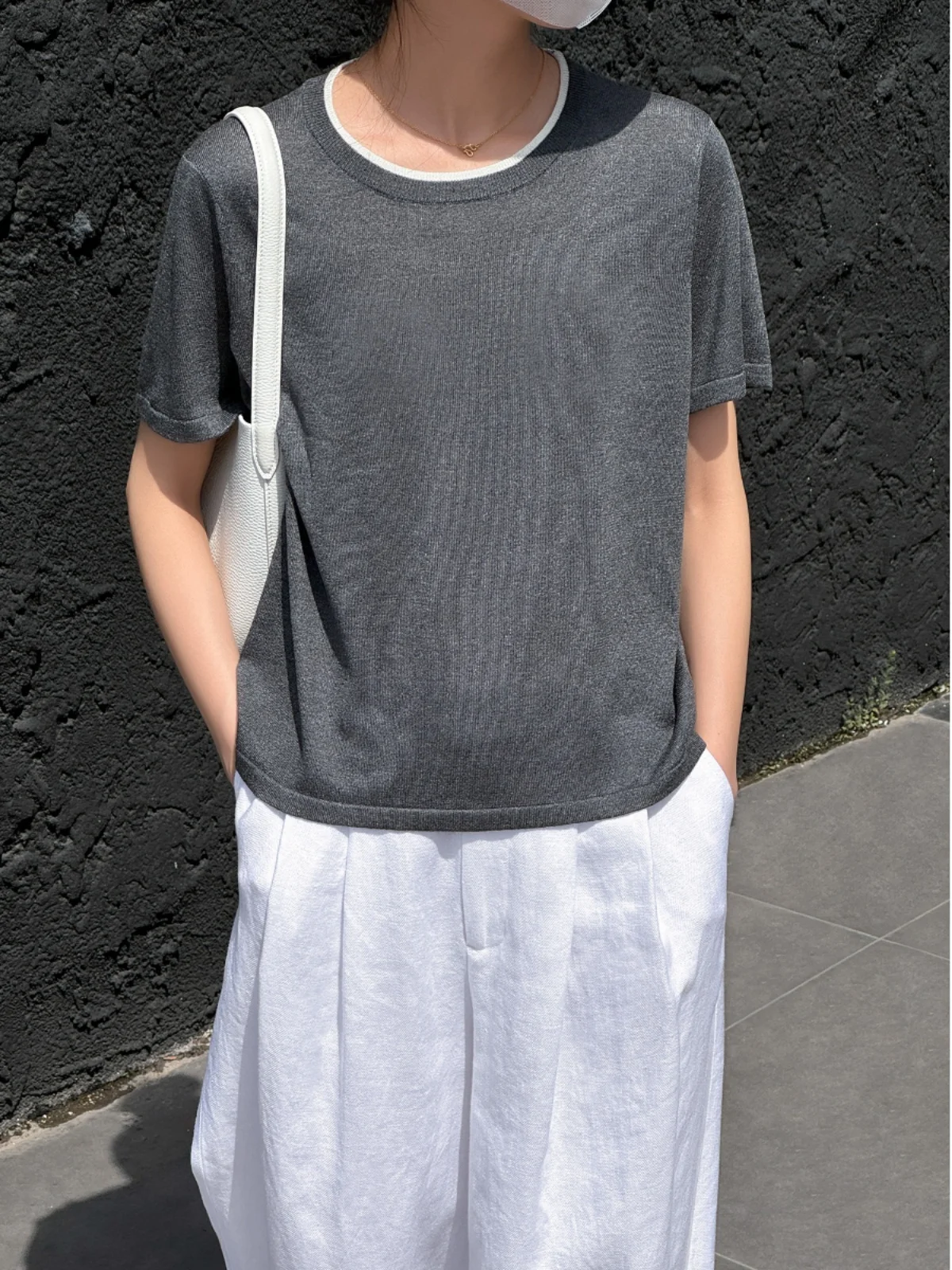 Летняя новинка: однотонная шелковая футболка с круглым вырезом для женщин, простая и качественная...
Летняя новинка: однотонная шелковая футболка с круглым вырезом для женщин, простая и качественная...