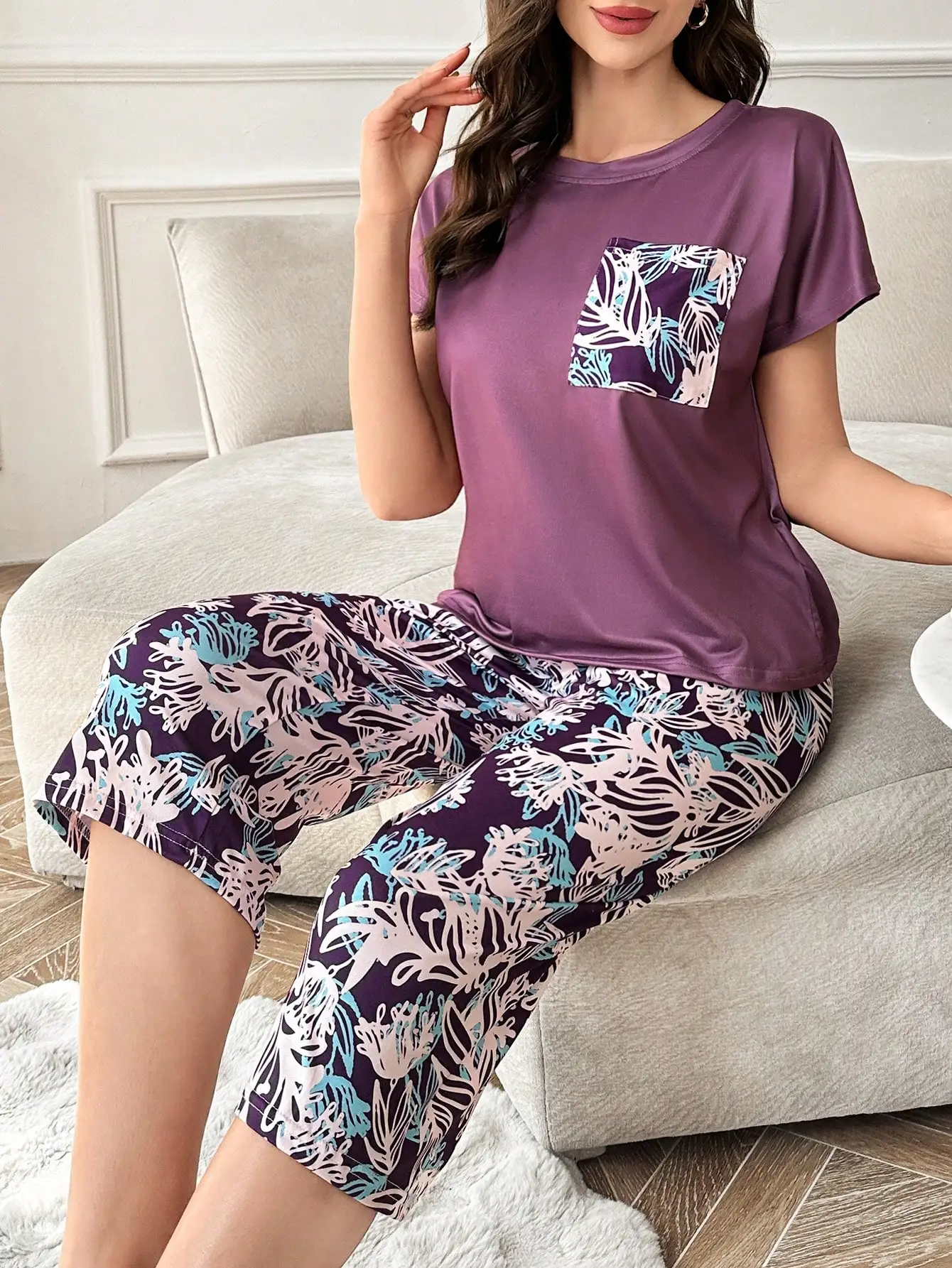 Женский пижамный комплект с фиолетовым цветочным принтом и карманами, топ с короткими рукавами и брюки-капри для летней одежды для сна
Женский пижамный комплект с фиолетовым цветочным принтом и карманами, топ с короткими рукавами и брюки-капри для летней одежды для сна