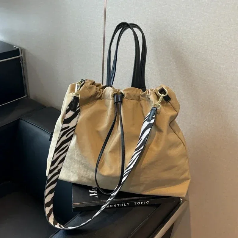 Fashion Solid Textile Concise Women's Shoulder Bags 2025 Hot Sale Versatile Handbags Large Capacity Soft Sweet Crossbody Bags
Fashion Solid Textile Concise Women's Shoulder Bags 2025 Hot Sale Versatile Handbags Large Capacity Soft Sweet Crossbody Bags
