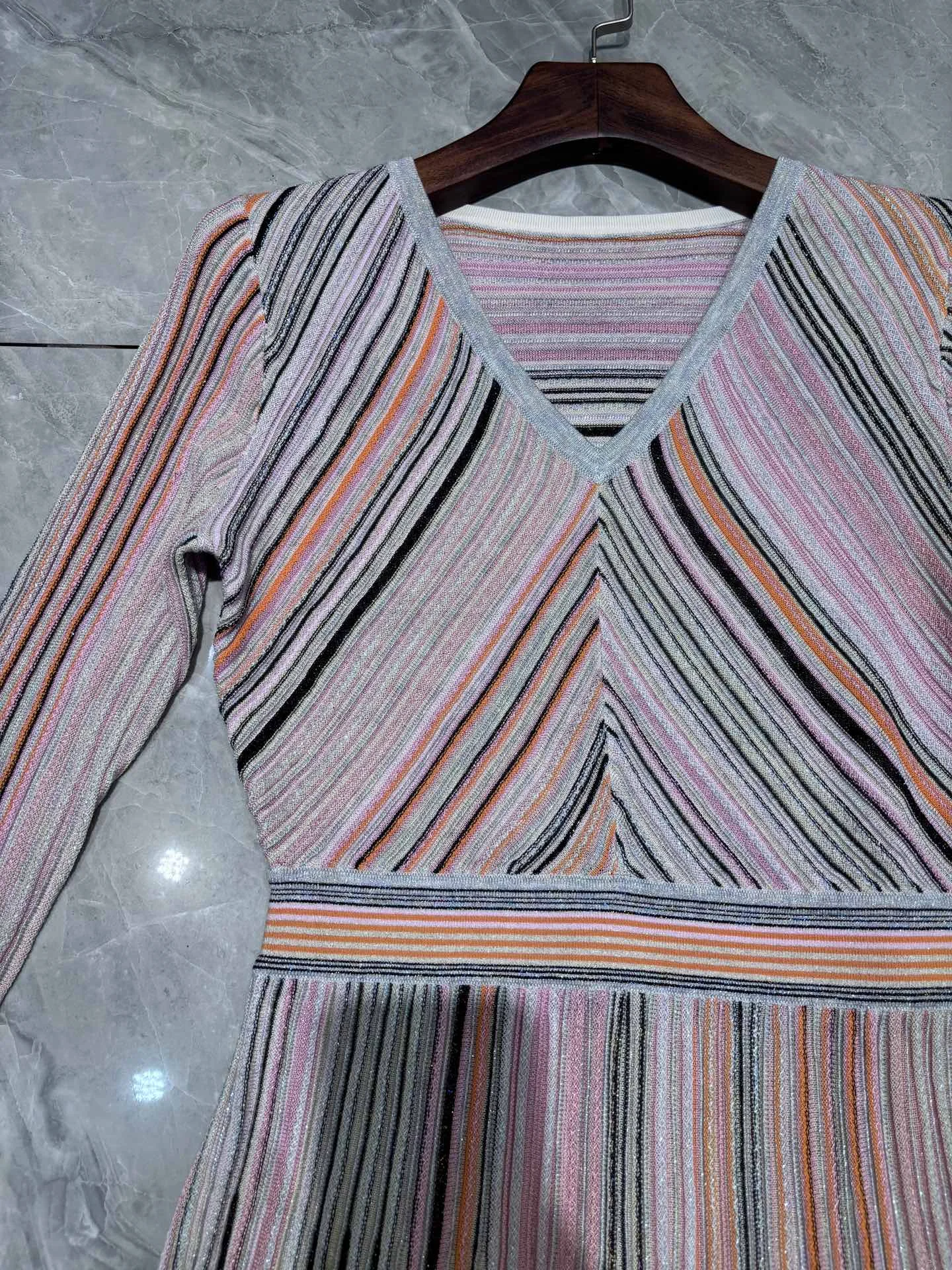 Spring Women Slim Knitted Dress Sequined Striped V-Neck Long Sleeve Elastic Waist A-Line Elegant Ladies Knit Robe
Spring Women Slim Knitted Dress Sequined Striped V-Neck Long Sleeve Elastic Waist A-Line Elegant Ladies Knit Robe