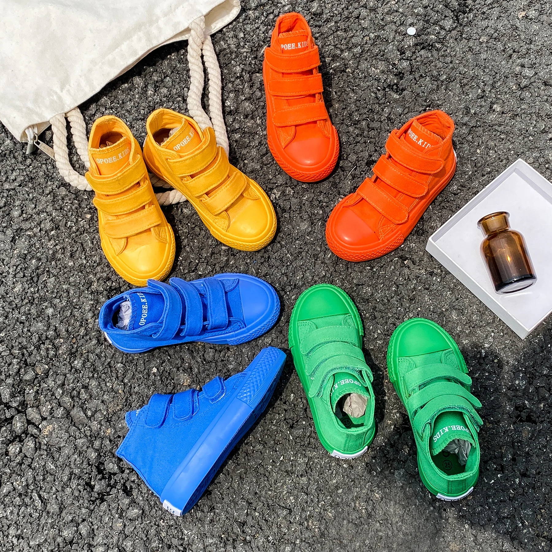 5015 Fashionable solid color children's canvas shoes, boys' and girls' board shoes, trendy children's shoes, mid top
5015 Fashionable solid color children's canvas shoes, boys' and girls' board shoes, trendy children's shoes, mid top