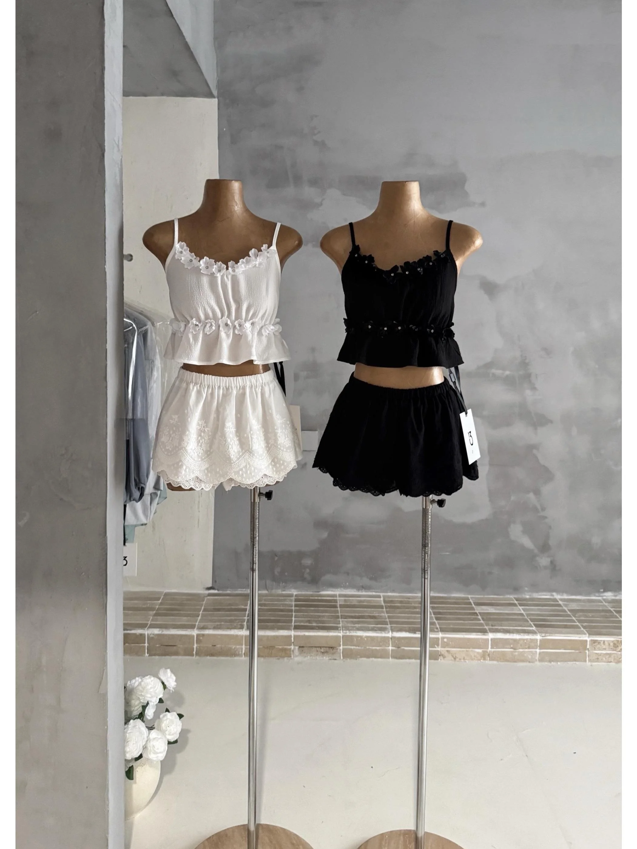 Elegant Two-Tone Floral Rhinestone Embellished Lace Halter Dress And Skirt Set High Waist Half-length Women's Fashion Ensemble
Elegant Two-Tone Floral Rhinestone Embellished Lace Halter Dress And Skirt Set High Waist Half-length Women's Fashion Ensemble