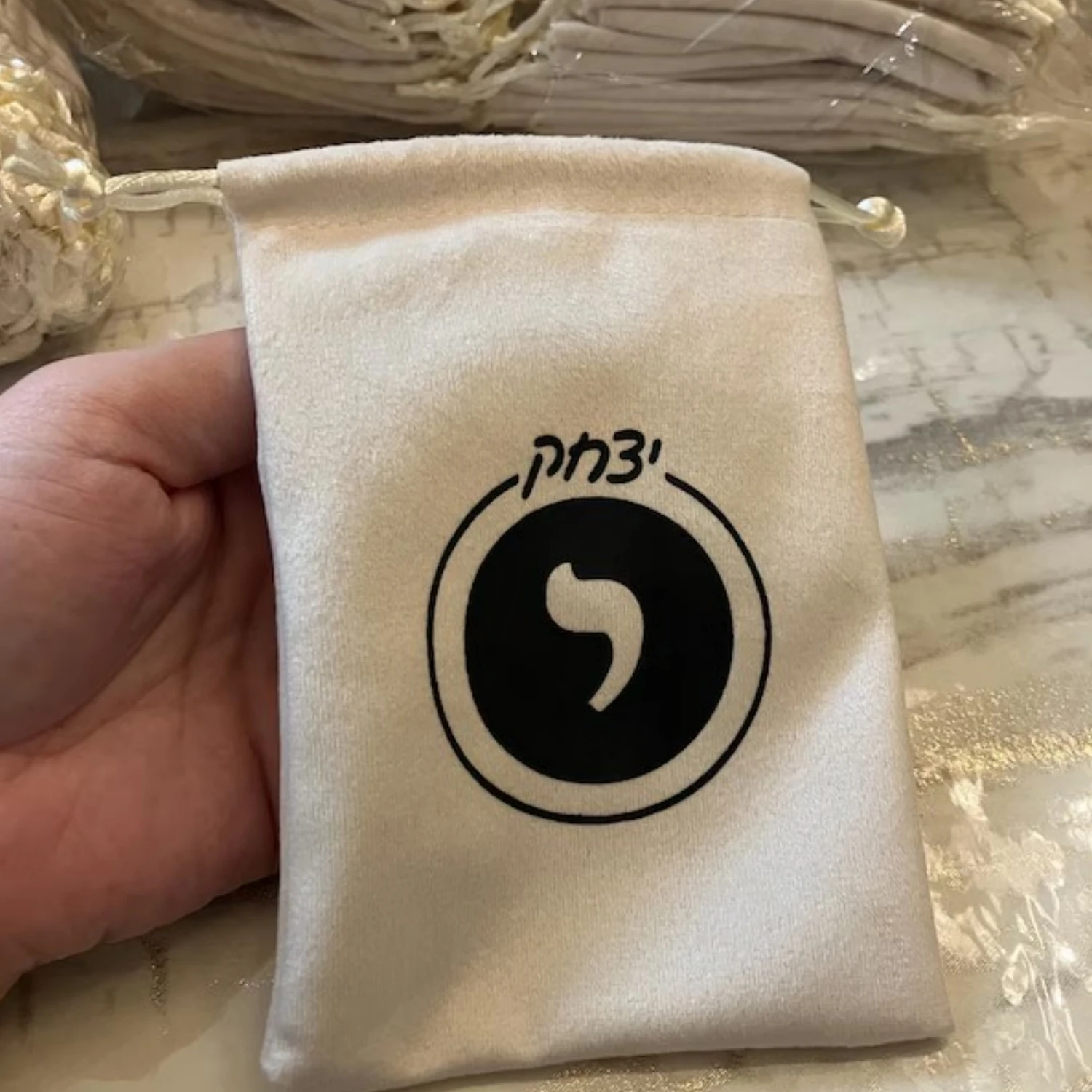 Персонализированная фиолетовая шкатулка для драгоценностей из 20 шт. с мешочком из микрофибры: набор упаковки с логотипом
Персонализированная фиолетовая шкатулка для драгоценностей из 20 шт. с мешочком из микрофибры: набор упаковки с логотипом