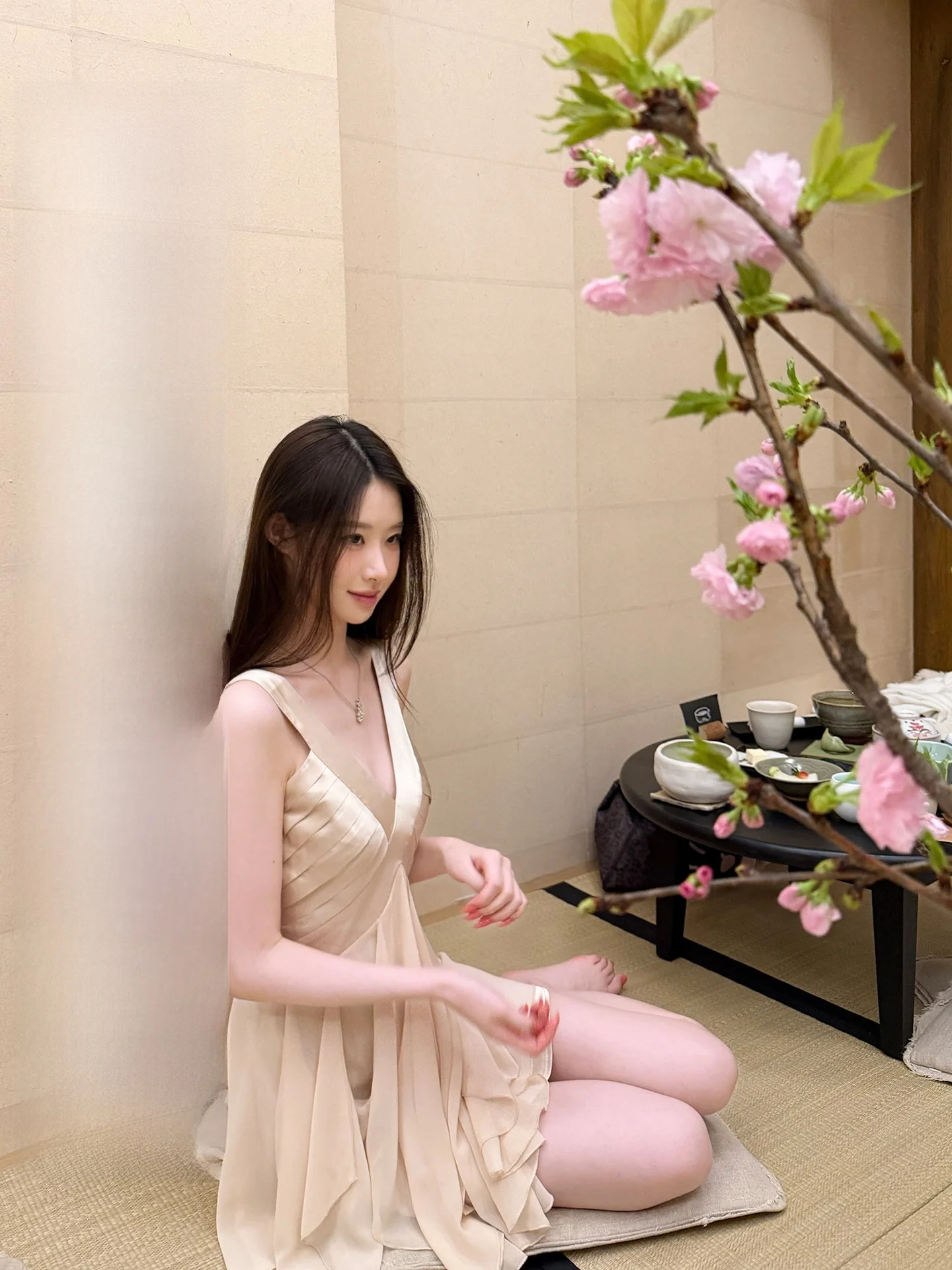 Elegant Sexy Deep V Strapless Dress Pure Desire Hotdog Very Spicy Chic Flowing Light Dress Gentle Style No Sleeve Loose Fit
Elegant Sexy Deep V Strapless Dress Pure Desire Hotdog Very Spicy Chic Flowing Light Dress Gentle Style No Sleeve Loose Fit