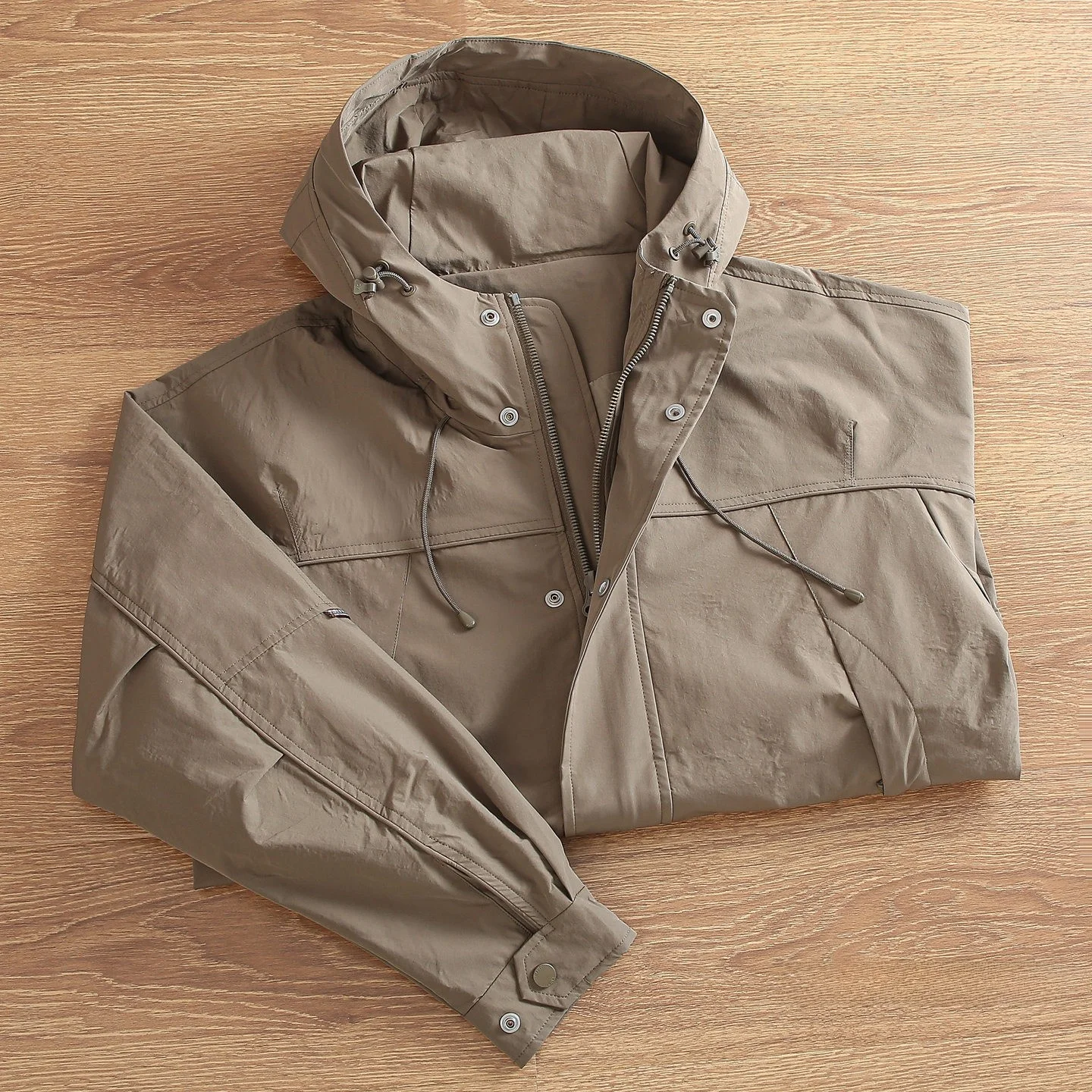 Мужская повседневная куртка свободного кроя с капюшоном, рабочая одежда, верхняя одежда, осень 2025, 100% полиэстер, 3D крой, простой стиль
Мужская повседневная куртка свободного кроя с капюшоном, рабочая одежда, верхняя одежда, осень 2025, 100% полиэстер, 3D крой, простой стиль