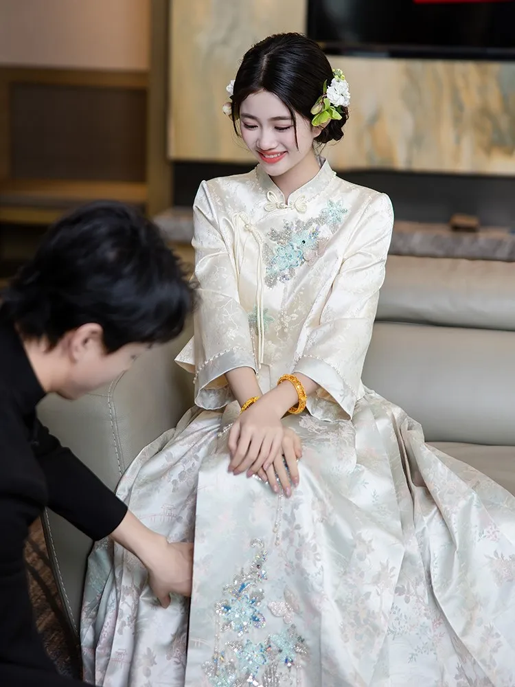 Новое свадебное платье в китайском стиле для невесты светлого цвета.
Новое свадебное платье в китайском стиле для невесты светлого цвета.