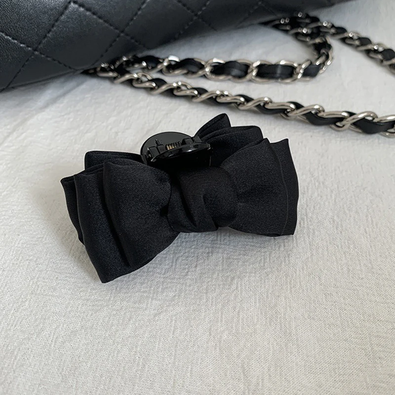 Minimalist Solid Black Satin Cloth Tiny Bow Hair Claw, Built-in Durable Spring Non-slip Bang Hairpin, Ins Korean Style Girls Makeup Outdoor Photograph All-match Hair Jewelry
Minimalist Solid Black Satin Cloth Tiny Bow Hair Claw, Built-in Durable Spring Non-slip Bang Hairpin, Ins Korean Style Girls Makeup Outdoor Photograph All-match Hair Jewelry