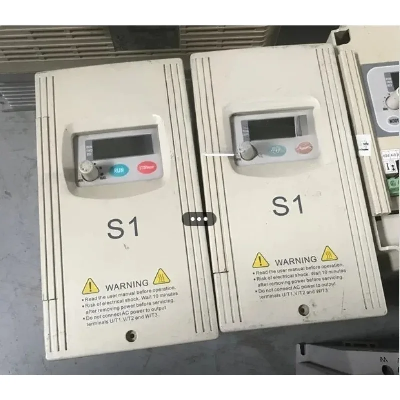 Dismantling VFD-S1 frequency converter VFD022S43D 2.2KW 380V physical shooting function packaged in stock
Dismantling VFD-S1 frequency converter VFD022S43D 2.2KW 380V physical shooting function packaged in stock