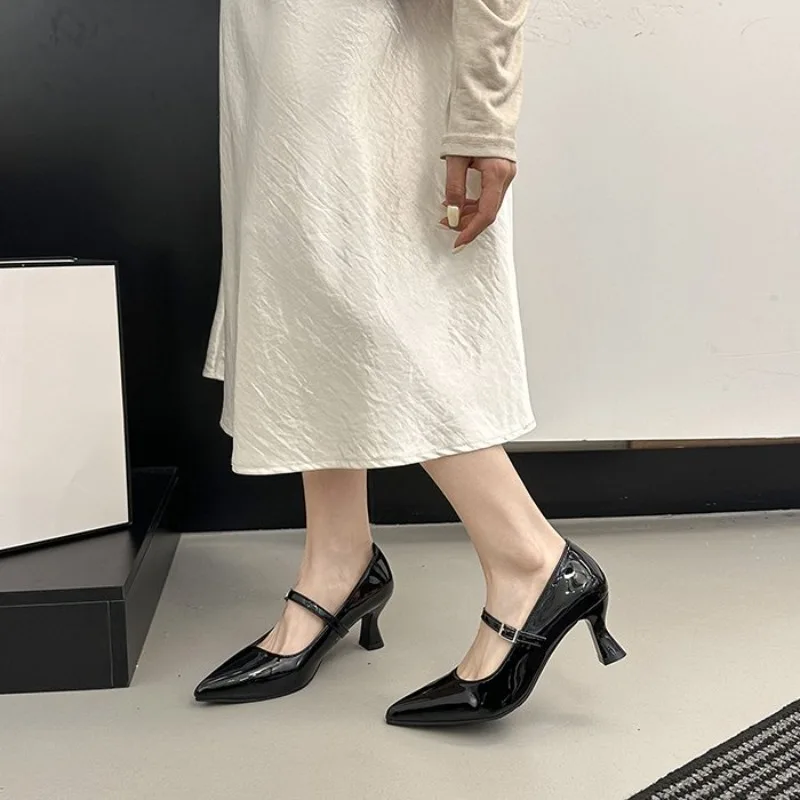 High Heel Women's 2026 Pointed Toe Buttoned Slant Front Single Heel Shoes
High Heel Women's 2026 Pointed Toe Buttoned Slant Front Single Heel Shoes