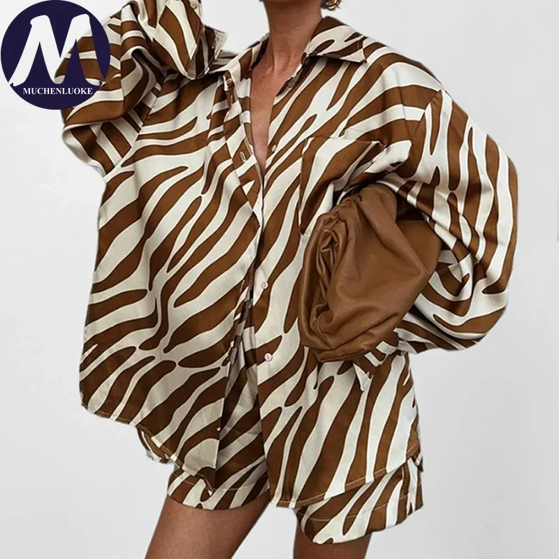 Ladies Two-Piece Set Summer Printed Long Sleeve Lapel Shirt Top with Casual Loose Shorts Fashionable Women's Clothing
Ladies Two-Piece Set Summer Printed Long Sleeve Lapel Shirt Top with Casual Loose Shorts Fashionable Women's Clothing