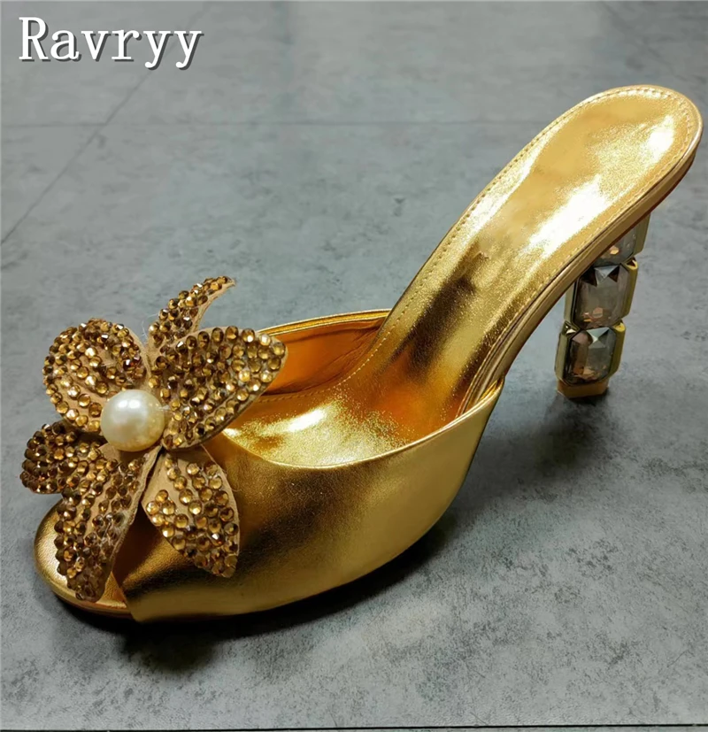 Luxury Gold Peep Toe Mule Sandals for Women Sparkling Rhinestone Bow Flower Decor Crystal High Heel Slippers for Party Wedding
Luxury Gold Peep Toe Mule Sandals for Women Sparkling Rhinestone Bow Flower Decor Crystal High Heel Slippers for Party Wedding