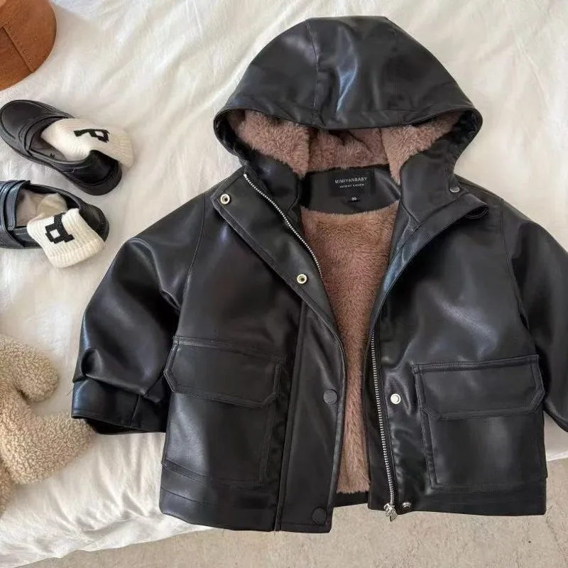 Новые куртки для мальчиков, кожаные детские пальто, верхняя одежда для маленьких детей, зима-осень, 2025-200 г.
Новые куртки для мальчиков, кожаные детские пальто, верхняя одежда для маленьких детей, зима-осень, 2025-200 г.