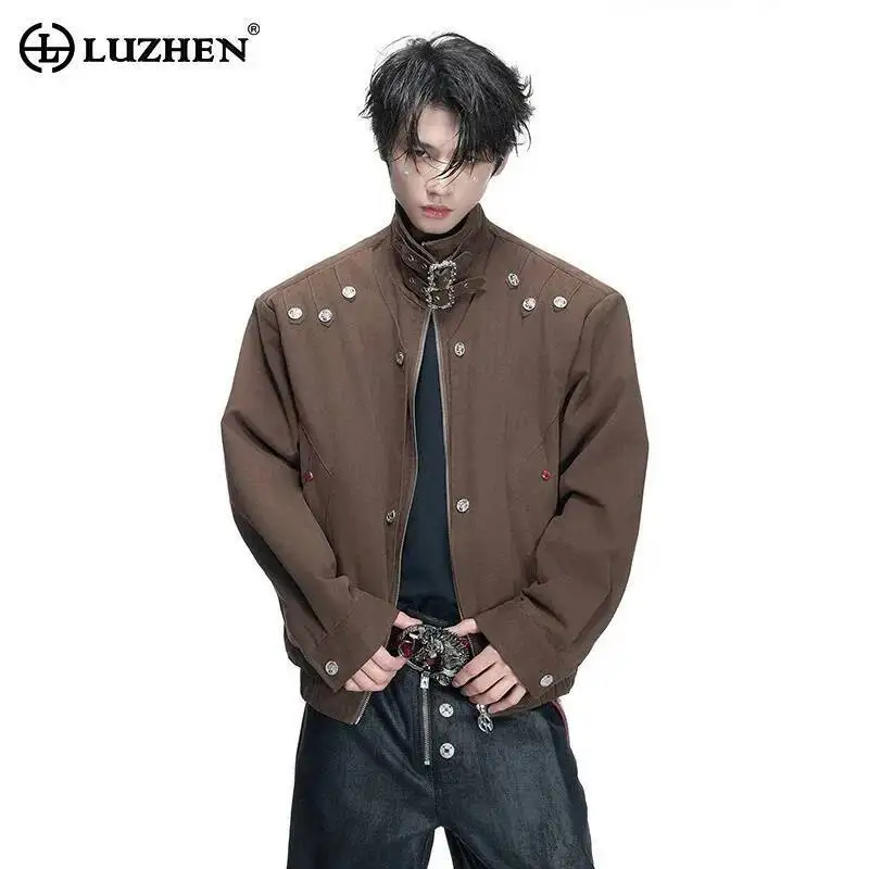 LUZHEN 2026 New Solid Color Belt Buttoned Decorate Patchwork Stand Neck Casual Jacket Men's Fashion Handsome Male Coat JY6756
LUZHEN 2026 New Solid Color Belt Buttoned Decorate Patchwork Stand Neck Casual Jacket Men's Fashion Handsome Male Coat JY6756